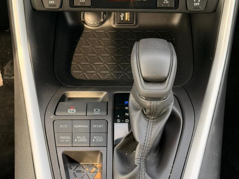 2024 TOYOTA RAV 4 LE 4X4 2.5 Litres V4 Petrol Engine Black SUV Automatic USA Specs