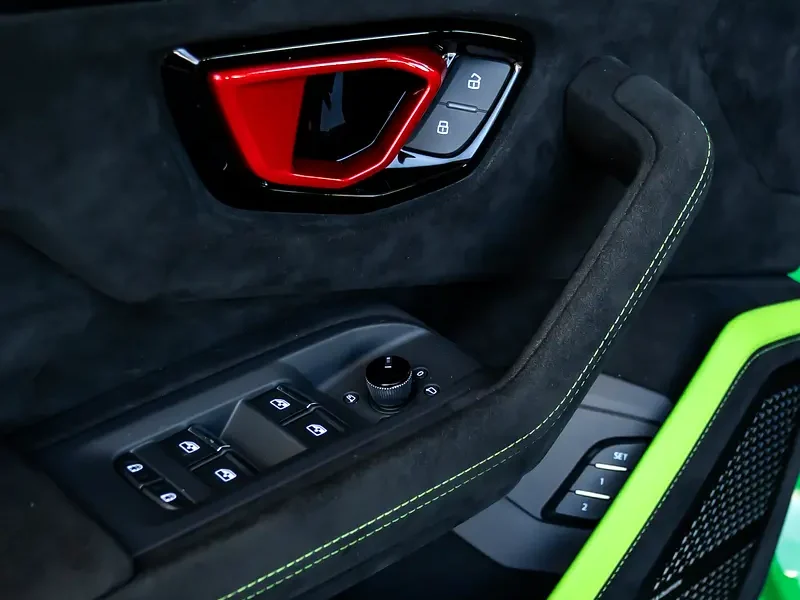 2024 Lamborghini Urus Performante 4.0L twin-turbo V8 Petrol Engine Green Black SUV