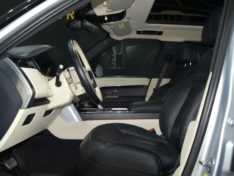 2023 Land Rover Range Rover Vogue HSE P530 4.4L V8 Twin-Turbo Petrol Silver Black SUV