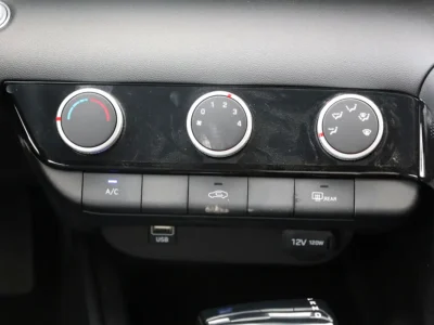 2025 Hyundai Elantra Elite Edition 1.5L Naturally Aspirated 4 Cylinder Engine White Black Sedan