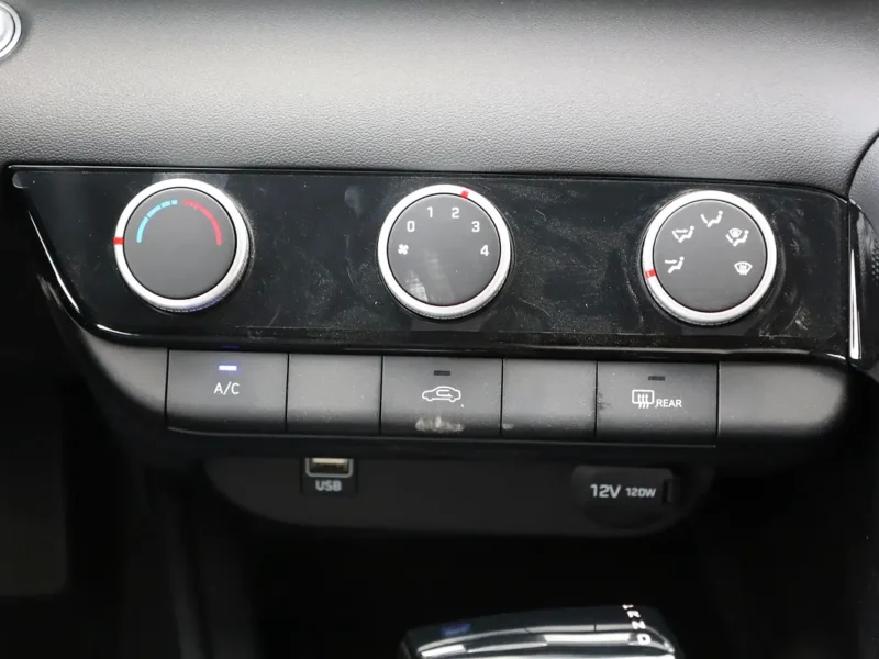 2025 Hyundai Elantra Elite Edition 1.5L Naturally Aspirated 4 Cylinder Engine White Black Sedan