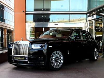 2019 Rolls-Royce Phantom Standard 6.75-liter twin-turbo V12 Engine Black White Sedan