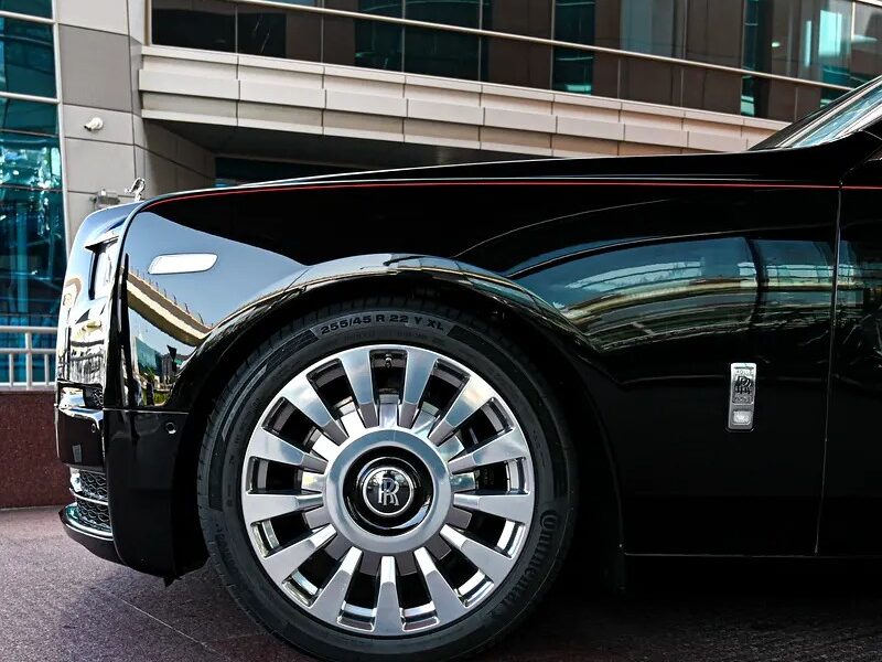 2019 Rolls-Royce Phantom Standard 6.75-liter twin-turbo V12 Engine Black White Sedan