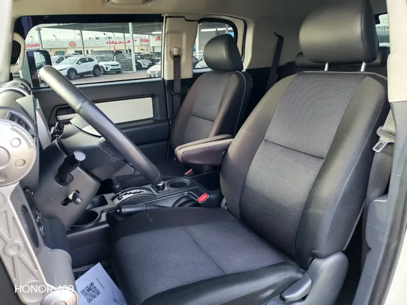 2021 Toyota FJ Cruiser VXR 6 Cylinders Petrol Engine White Black SUV GCC Specs