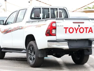 2026 Toyota Hilux SR5 2.7-liter Petrol 4 Cylinders Engine White Red Pickup Truck