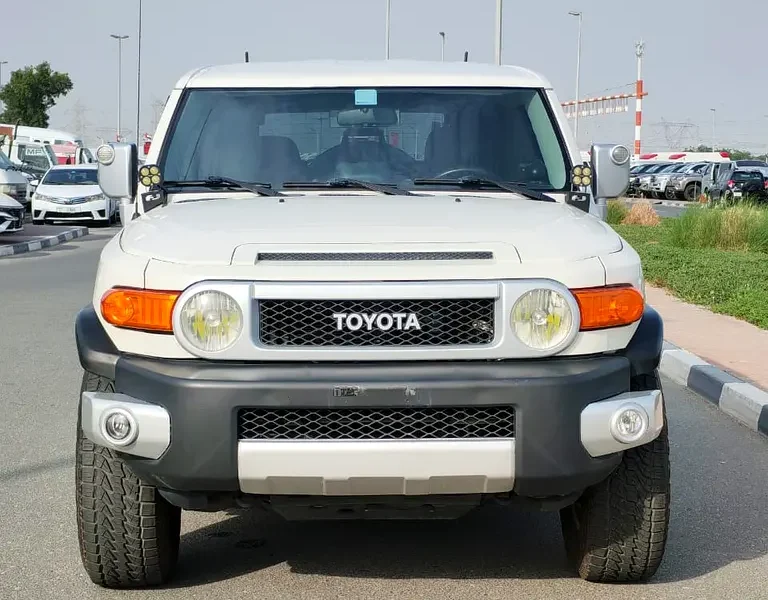 2021 Toyota FJ Cruiser VXR 6 Cylinders Petrol Engine White Black SUV GCC Specs