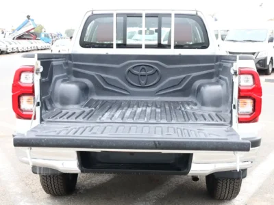 2026 Toyota Hilux SR5 2.7-liter Petrol 4 Cylinders Engine White Red Pickup Truck