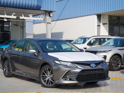 2022 Toyota Camry 2.5 Litres 4 Cylinders Hybrid Engine Gold Beige Sedan GCC Specs