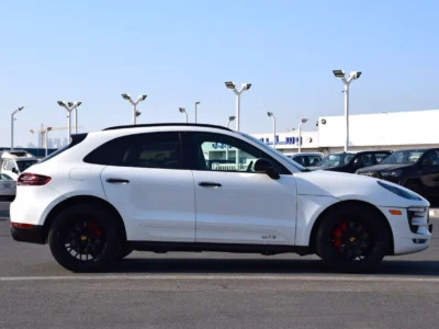 2018 Porsche Macan GTS 3.0 Litres 6-cylinder Twin Turbo Engine White Black SUV