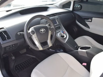 2013 Toyota Prius 1.8 Litres 4 Cylinders Hybrid Engine Silver Beige Sedan Automatic