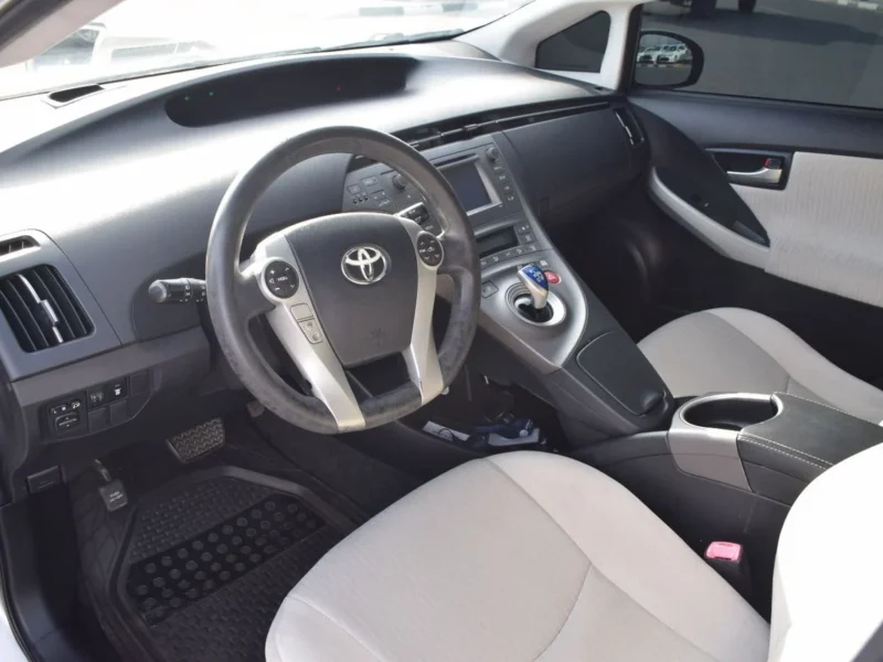 2013 Toyota Prius 1.8 Litres 4 Cylinders Hybrid Engine Silver Beige Sedan Automatic