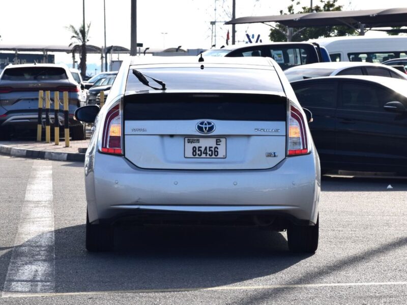 2013 Toyota Prius 1.8 Litres 4 Cylinders Hybrid Engine Silver Beige Sedan Automatic