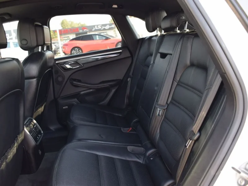 2018 Porsche Macan GTS 3.0 Litres 6-cylinder Twin Turbo Engine White Black SUV