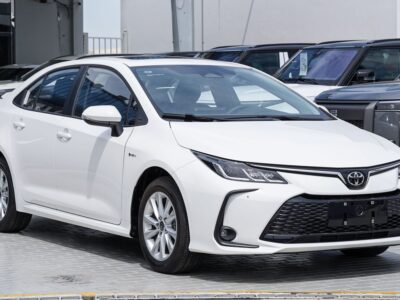 2025 Toyota Corolla 1.8 Litres 4-Cylinder Hybrid Engine White Black Sedan