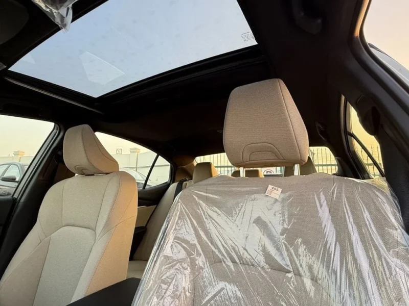 2025 Toyota Camry HEV LV Hybrid 2.5L 4 Cylinders Engine White Tan Sedan GCC