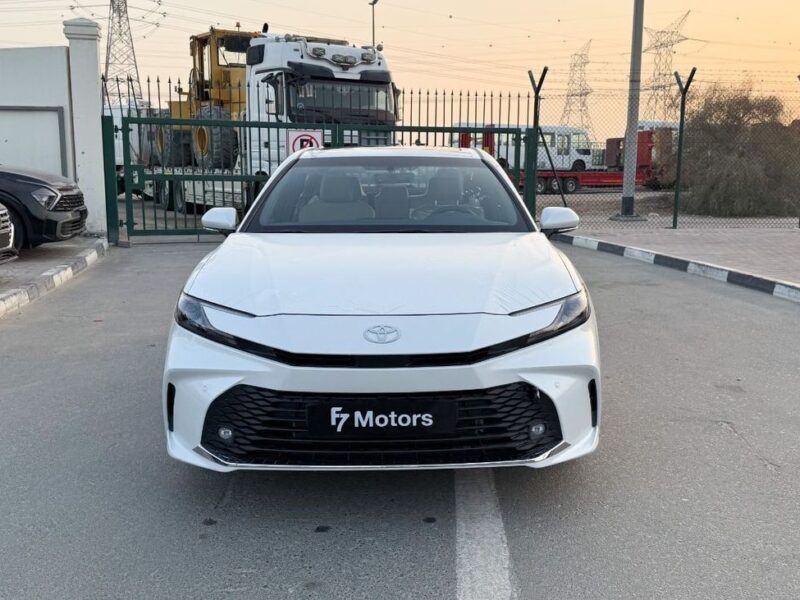 2025 Toyota Camry HEV LV Hybrid 2.5L 4 Cylinders Engine White Tan Sedan GCC