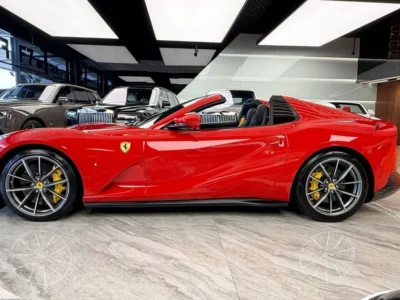 2021 Ferrari 812 GTS 6.5 L naturally aspirated V12 Engine Red Black Sports Car