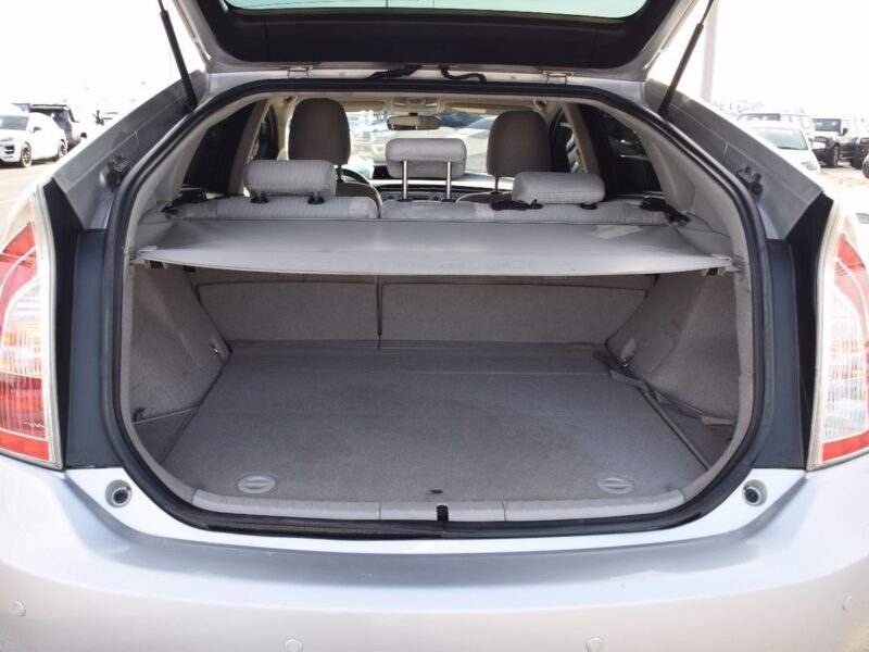 2013 Toyota Prius 1.8 Litres 4 Cylinders Hybrid Engine Silver Beige Sedan Automatic