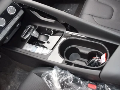 2025 Hyundai Elantra 1.5 Litres $ Cylinders Petrol Engine White Black Sedan Full Option
