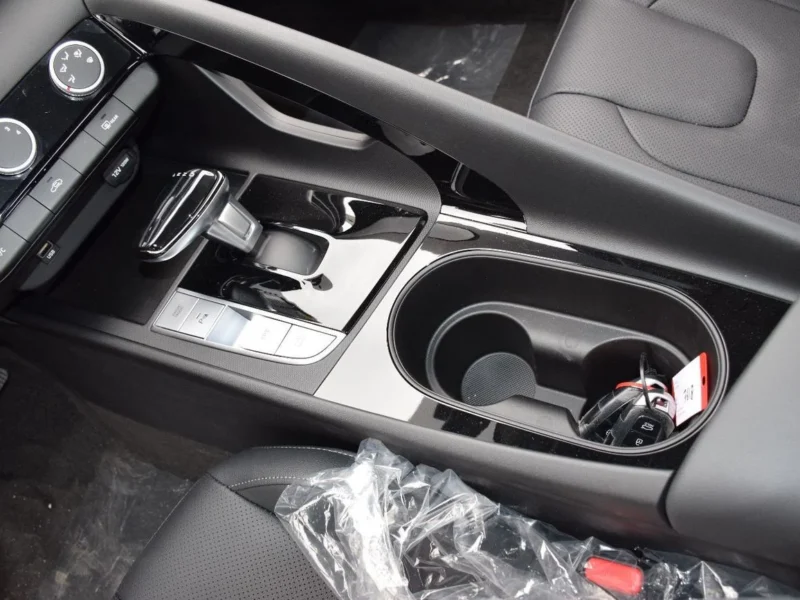 2025 Hyundai Elantra 1.5 Litres $ Cylinders Petrol Engine White Black Sedan Full Option