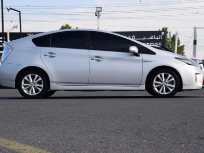 2013 Toyota Prius 1.8 Litres 4 Cylinders Hybrid Engine Silver Beige Sedan Automatic