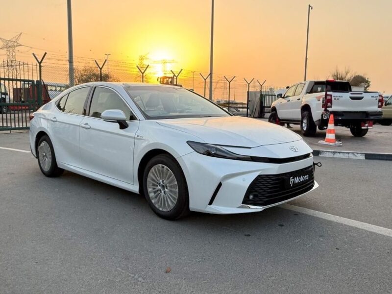 2025 Toyota Camry HEV LV Hybrid 2.5L 4 Cylinders Engine White Tan Sedan GCC