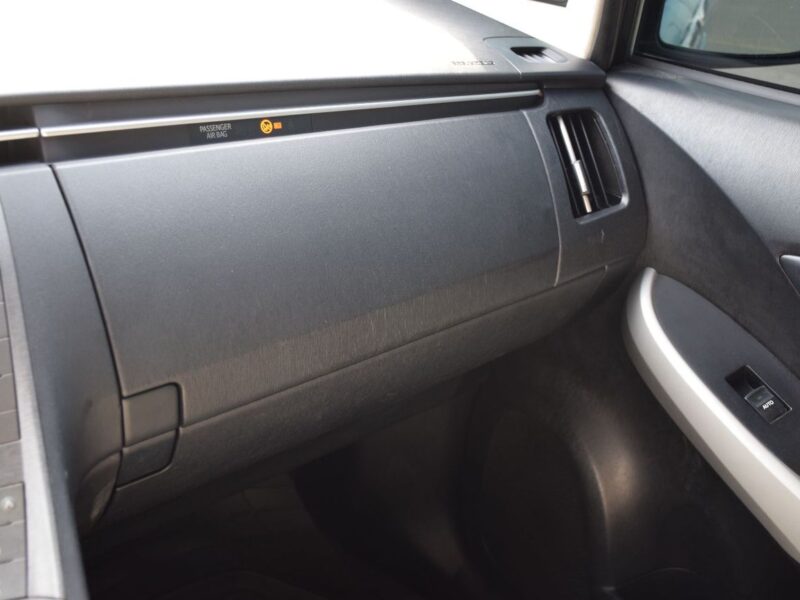 2013 Toyota Prius 1.8 Litres 4 Cylinders Hybrid Engine Silver Beige Sedan Automatic