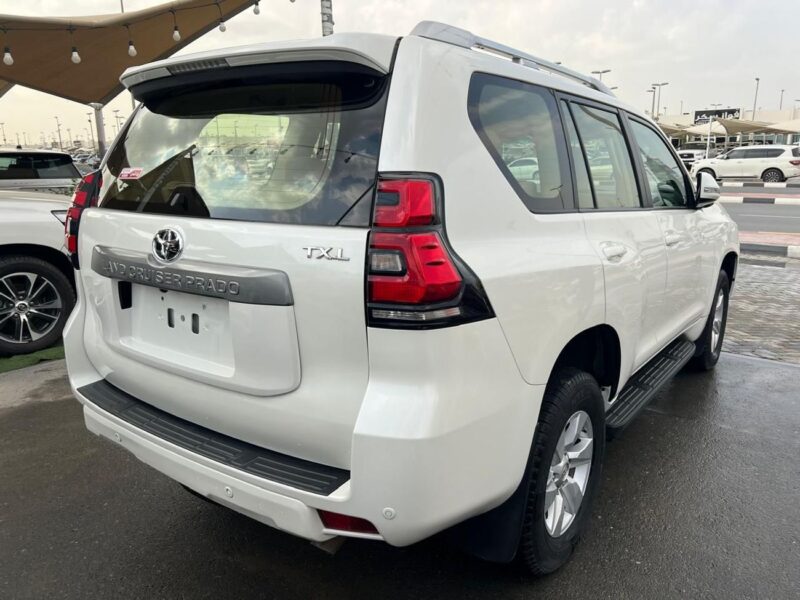 2021 TOYOTA PRADO 2.7 Litres 4 Cylinders Petrol Engine White Beige SUV GCC Specs
