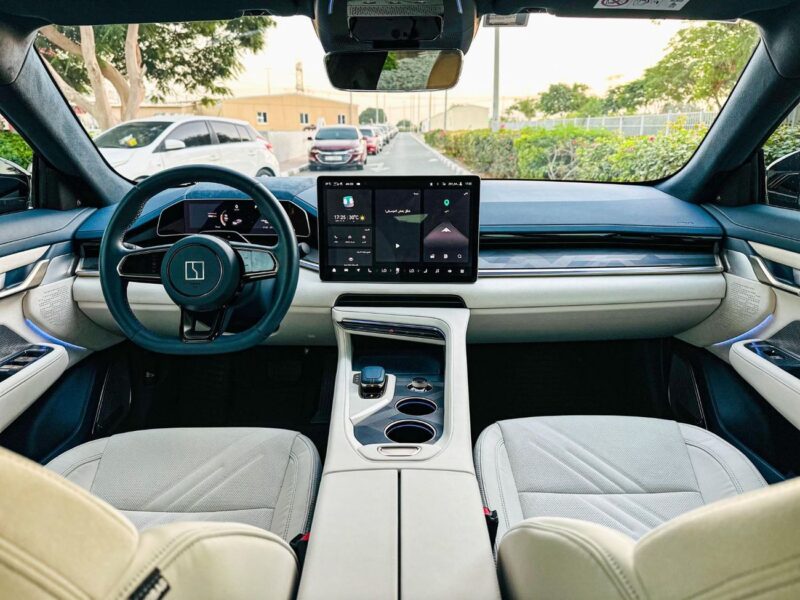 2024 Zeekr 001 Electric Vehicle Flagship AWD Black Beige Sedan 580 Km Range GCC