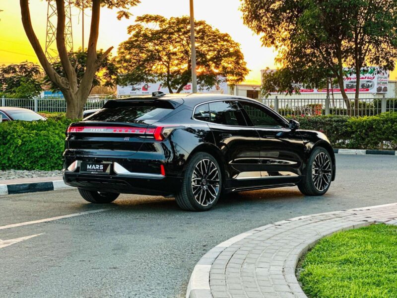 2024 Zeekr 001 Electric Vehicle Flagship AWD Black Beige Sedan 580 Km Range GCC