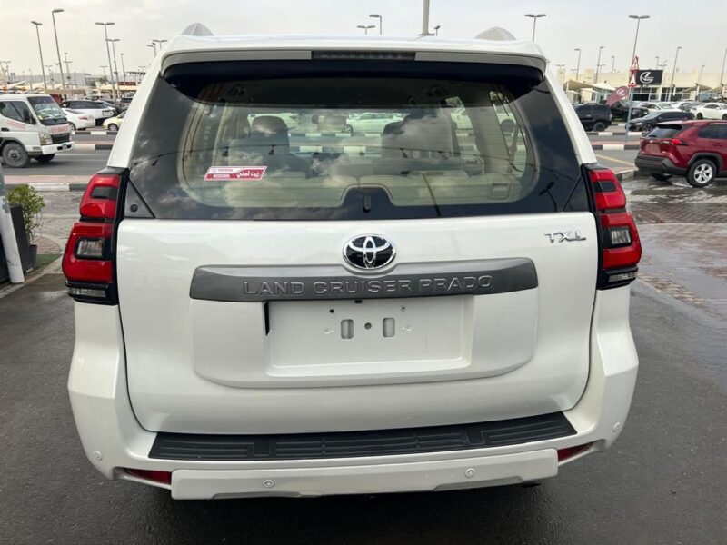 2021 TOYOTA PRADO 2.7 Litres 4 Cylinders Petrol Engine White Beige SUV GCC Specs