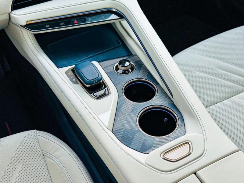 2024 Zeekr 001 Electric Vehicle Flagship AWD Black Beige Sedan 580 Km Range GCC