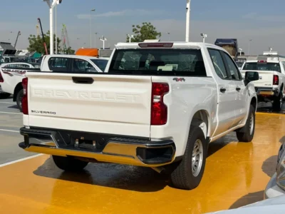 2025 Chevrolet Silverado 5.3 Litres V8 Petrol Engine White Black Pickup Truck GCC Specs