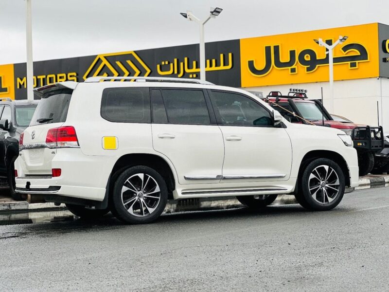 2019 TOYOTA LAND CRUISER GXR 4.5-liter V8 Twin Turbo Diesel Engine White Beige SUV