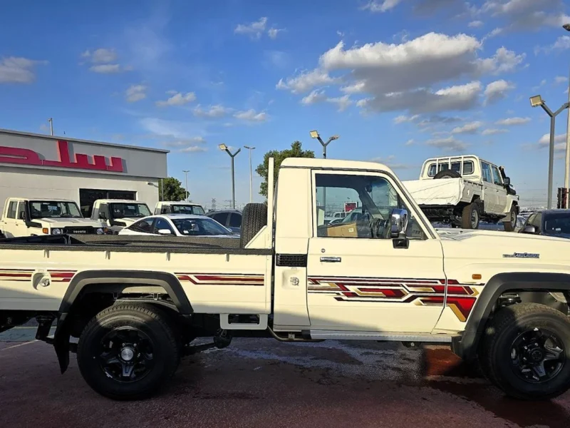2025 Toyota Land Cruiser 4.0 Litres 4 Cylinders Engine White Beige Pick Up SC GCC