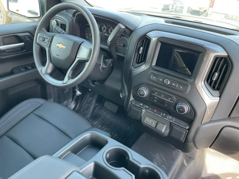 2025 Chevrolet Silverado 5.3 Litres V8 Petrol Engine White Black Pickup Truck GCC Specs