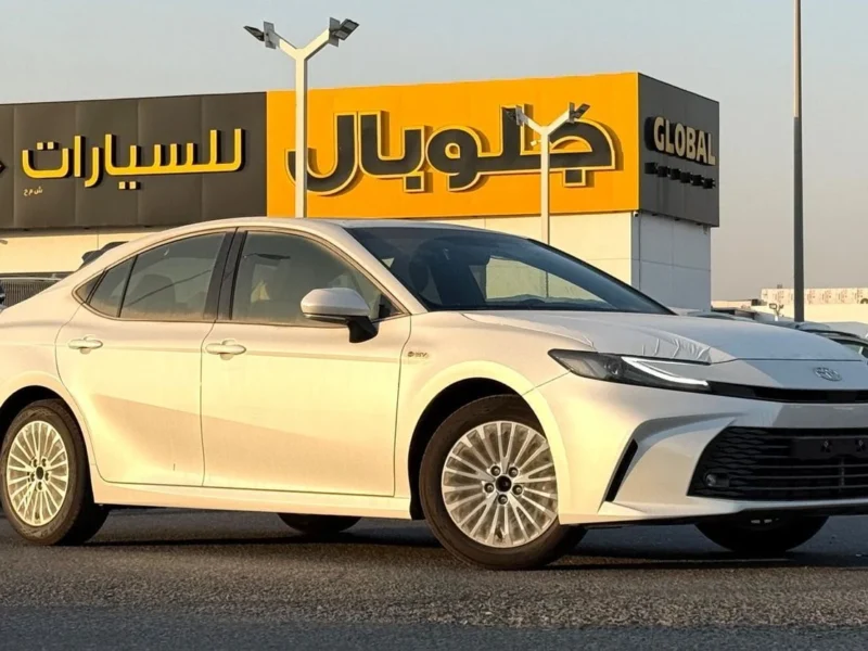 2025 TOYOTA CAMRY XLE 2.5L HYBRID 4 Cylinders Engine White Beige Sedan GCC