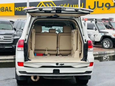 2019 TOYOTA LAND CRUISER GXR 4.5-liter V8 Twin Turbo Diesel Engine White Beige SUV