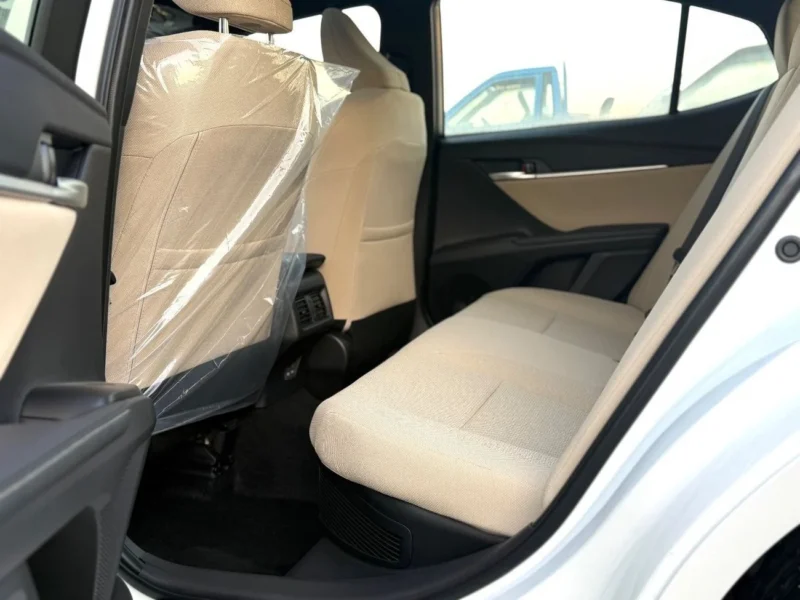 2025 TOYOTA CAMRY XLE 2.5L HYBRID 4 Cylinders Engine White Beige Sedan GCC