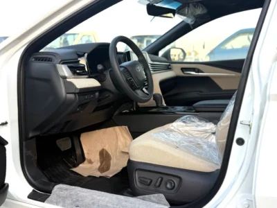 2025 TOYOTA CAMRY XLE 2.5L HYBRID 4 Cylinders Engine White Beige Sedan GCC