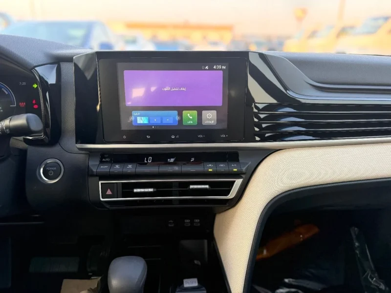 2025 TOYOTA CAMRY XLE 2.5L HYBRID 4 Cylinders Engine White Beige Sedan GCC