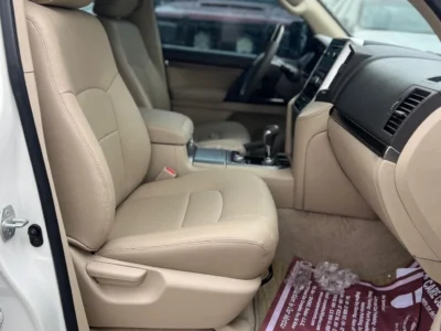 2019 TOYOTA LAND CRUISER GXR 4.5-liter V8 Twin Turbo Diesel Engine White Beige SUV