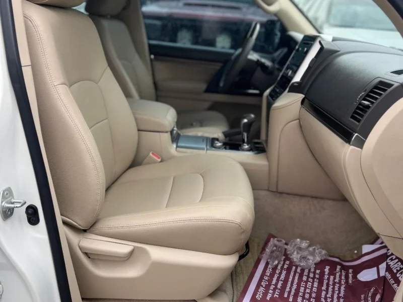 2019 TOYOTA LAND CRUISER GXR 4.5-liter V8 Twin Turbo Diesel Engine White Beige SUV
