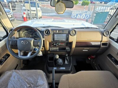 2025 Toyota Land Cruiser 4.0 Litres 4 Cylinders Engine White Beige Pick Up SC GCC