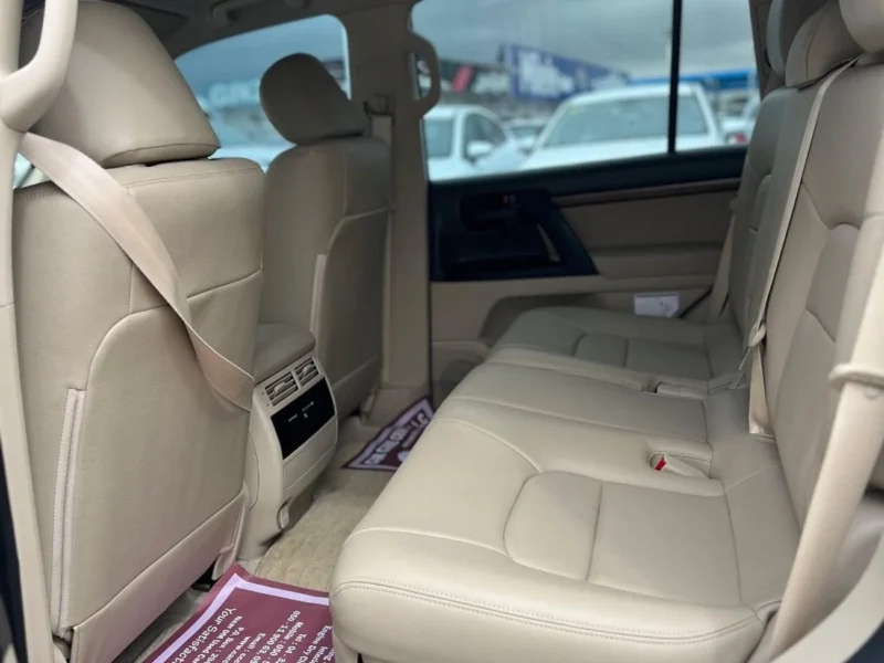2019 TOYOTA LAND CRUISER GXR 4.5-liter V8 Twin Turbo Diesel Engine White Beige SUV