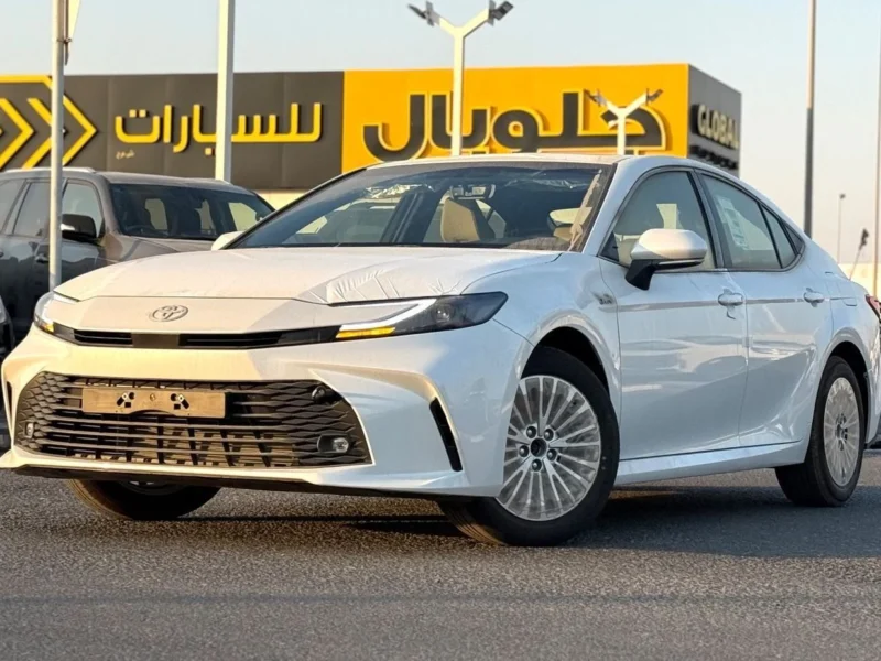 2025 TOYOTA CAMRY XLE 2.5L HYBRID 4 Cylinders Engine White Beige Sedan GCC