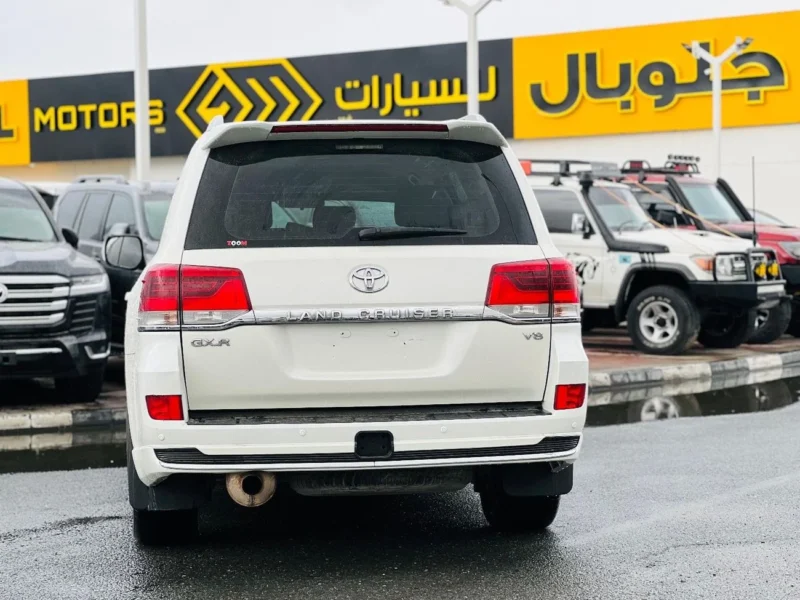 2019 TOYOTA LAND CRUISER GXR 4.5-liter V8 Twin Turbo Diesel Engine White Beige SUV