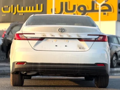 2025 TOYOTA CAMRY XLE 2.5L HYBRID 4 Cylinders Engine White Beige Sedan GCC