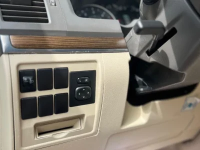 2019 TOYOTA LAND CRUISER GXR 4.5-liter V8 Twin Turbo Diesel Engine White Beige SUV