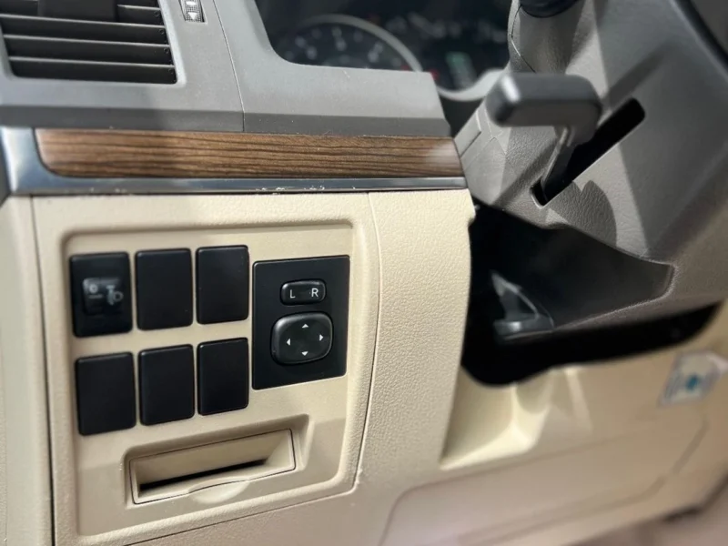 2019 TOYOTA LAND CRUISER GXR 4.5-liter V8 Twin Turbo Diesel Engine White Beige SUV